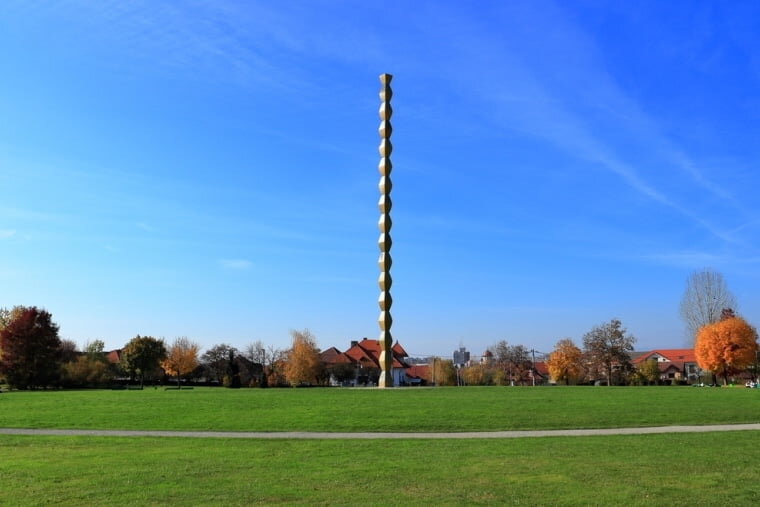 Columna Infinitului - Constantin Brâncuși